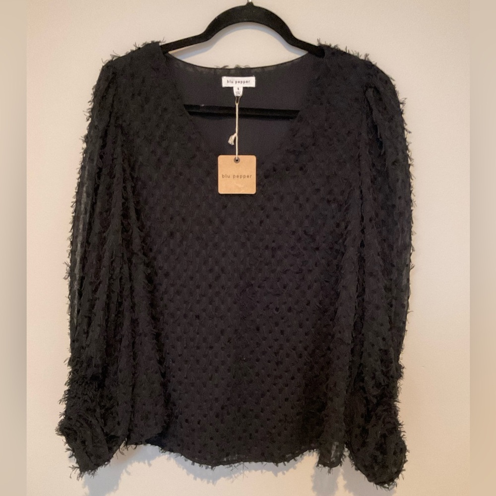 NWT Blu Pepper Black Vneck Top size Smalll